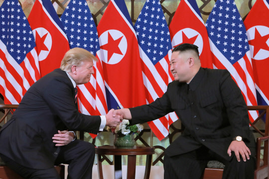 급거 귀국했던 중국과 유엔 주재 북한대사가 23일 베이징(北京) 공항에 도착했다. 한 소식통은 "주요국 대사들의 급거 귀국은 북핵 문제 논의가 맞다"고 말했다. 사진은 베트남 하노이 회담에서 트럼프 대통령과 김정은 위원장이 악수하고 있는 모습.연합뉴스